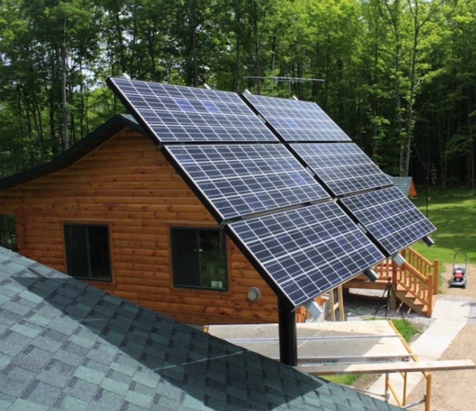 Masía con sistema solar aislado en el bosque